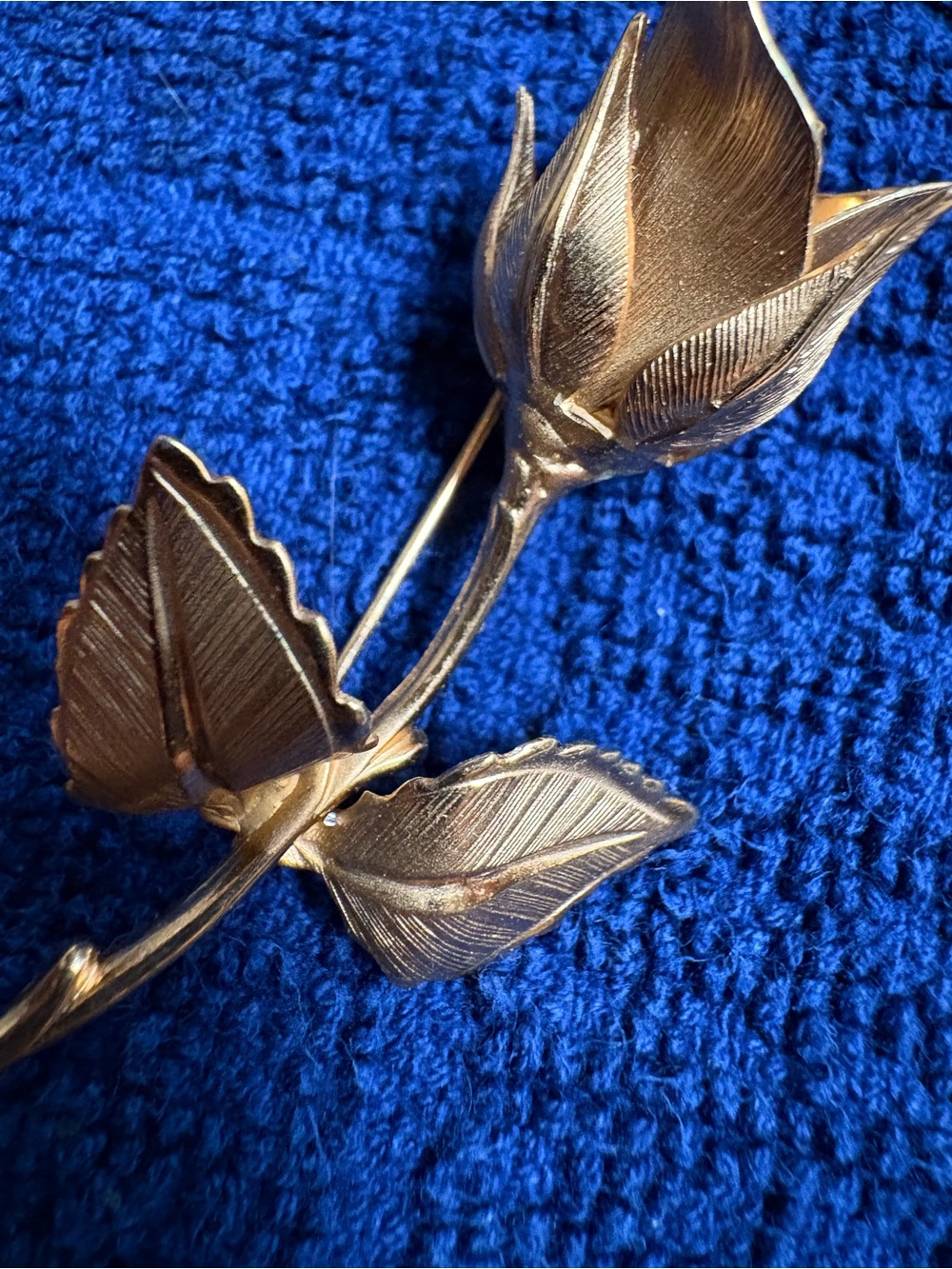 Vintage Giovanni Gold-Tone Rosebud Brooch with Textured Leaves